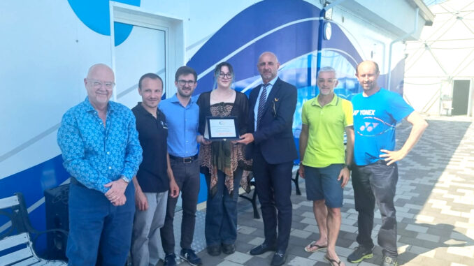 Onde di colore per lo sport: ad Alba inaugurata la nuova facciata ecosostenibile della piscina di San Cassiano