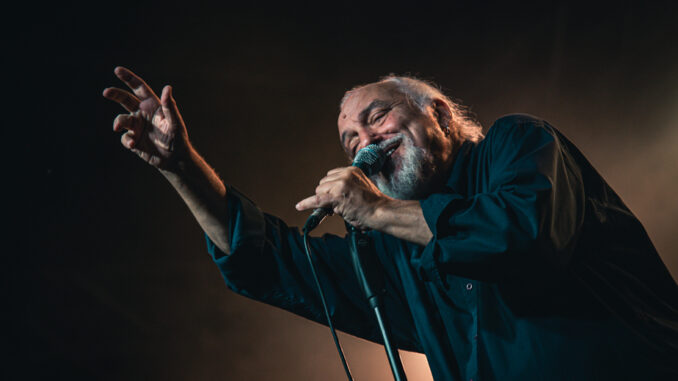 Eugenio Finardi incanta Canale: la voce ribelle non invecchia