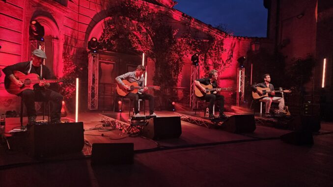 40 Fingers incantano Monforte: magia acustica nella piazza gremita