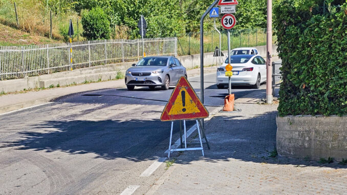 Il dosso di strada Cauda ha un nuovo volto, ma in via Crispi si contano le buche