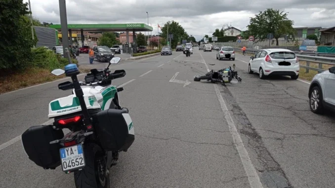 Motociclista in ospedale dopo lo scontro con una Fiat Panda a Bra