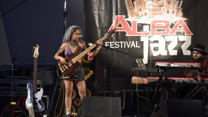 Mohini Dey Mohini Dey: basse frequenze, alte visioni. Il basso che parla jazz ad Alba