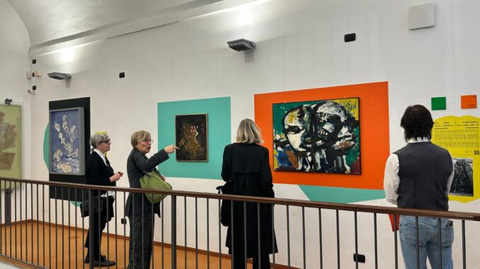 Sostituiti i pannelli della mostra di Pinot Gallizio: proseguono le passeggiate per scoprire l'artista 1