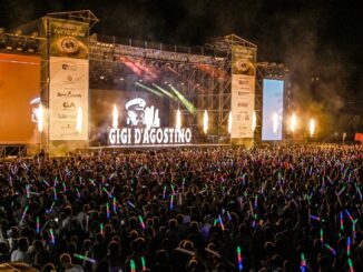 Gigi Dag infiamma Alba, tutti a saltare nonostante il caldo torrido