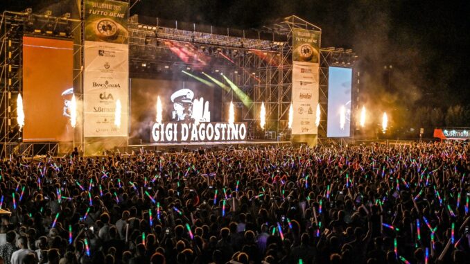 Gigi Dag infiamma Alba, tutti a saltare nonostante il caldo torrido