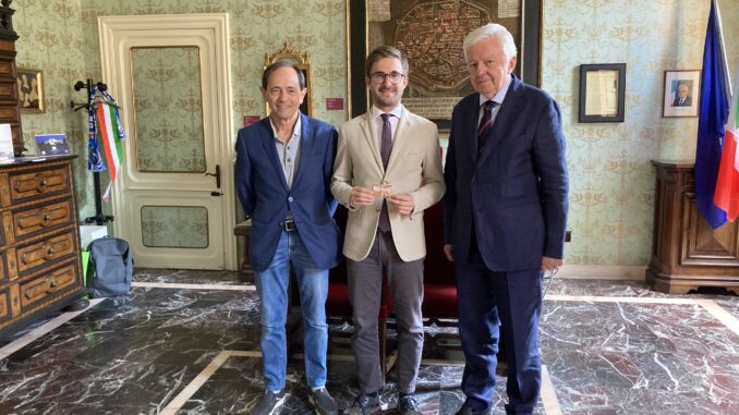 Alba omaggia Giulio Parusso: il sindaco Gatto socio onorario dell’associazione culturale a lui dedicata