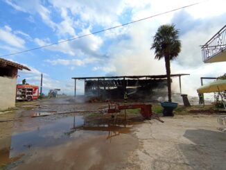 Incendio in un capanno agricolo a Cherasco: colonne di fumo visibili a distanza