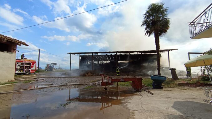 Incendio Cherasco_2 Incendio in un capanno agricolo a Cherasco: colonne di fumo visibili a distanza