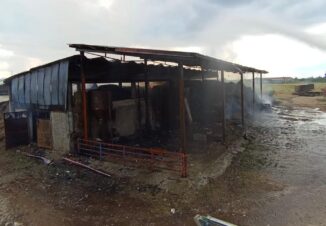 Incendio in un capanno agricolo a Cherasco: colonne di fumo visibili a distanza 1
