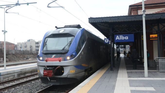 Le corse su rotaia restano poche e lente, ma al tratta Alba-Asti non sarà interrotta in estate