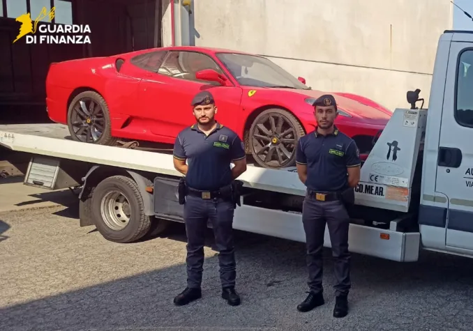 La Finanza di Asti confisca e distrugge una falsa Ferrari F430