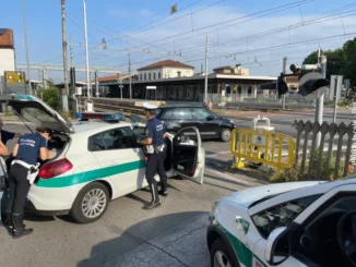 Un'auto danneggia una sbarra del passaggio a livello di Bra