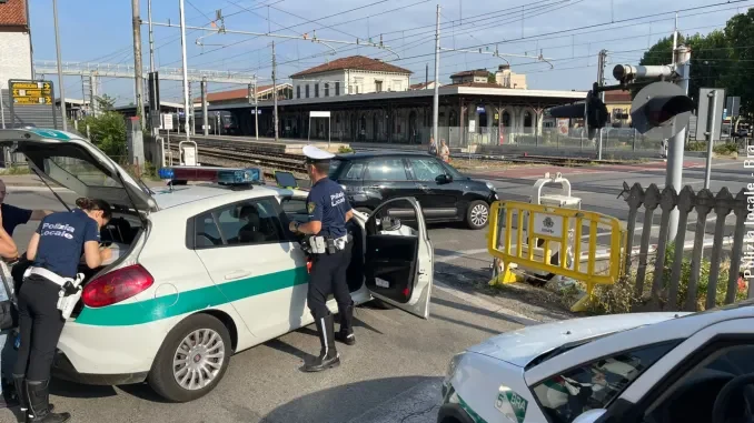 Un'auto danneggia una sbarra del passaggio a livello di Bra