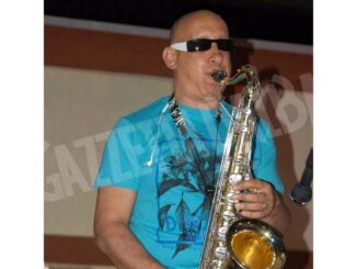 A San Damiano il saxofonista Claudio Catania suona in piazza Libertà