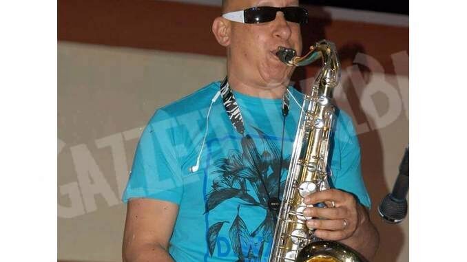 A San Damiano il saxofonista Claudio Catania suona in piazza Libertà