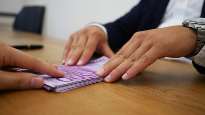 credit-4516068_1280 Il caso / I risparmi di una vita andati in fumo, altri 2 coniugi caduti nella trappola del broker