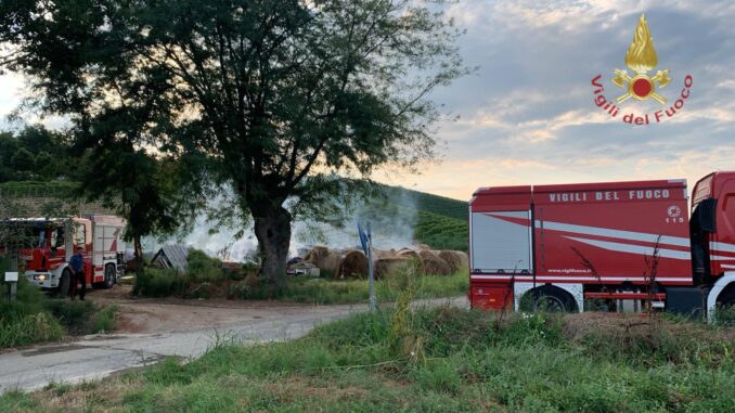 Castagnole delle Lanze/ Bruciano rotoballe nella notte, spegnimento ancora in corso