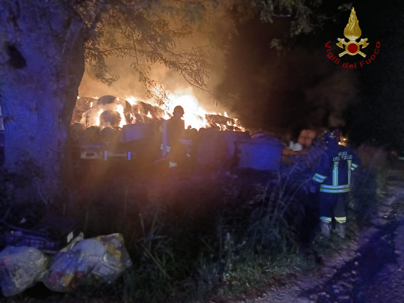 Castagnole delle Lanze/ Bruciano rotoballe nella notte, spegnimento ancora in corso 1
