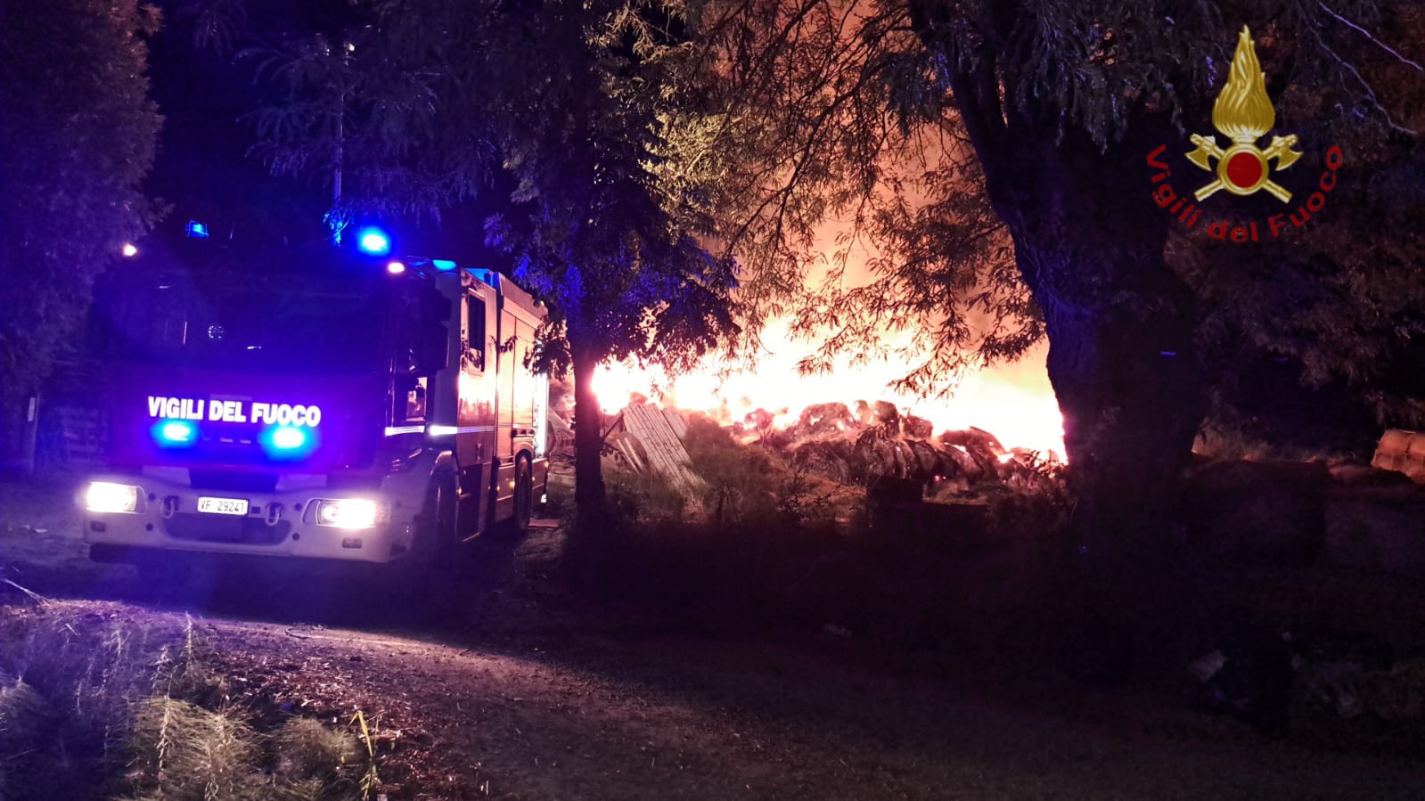 Castagnole delle Lanze/ Bruciano rotoballe nella notte, spegnimento ancora in corso 2