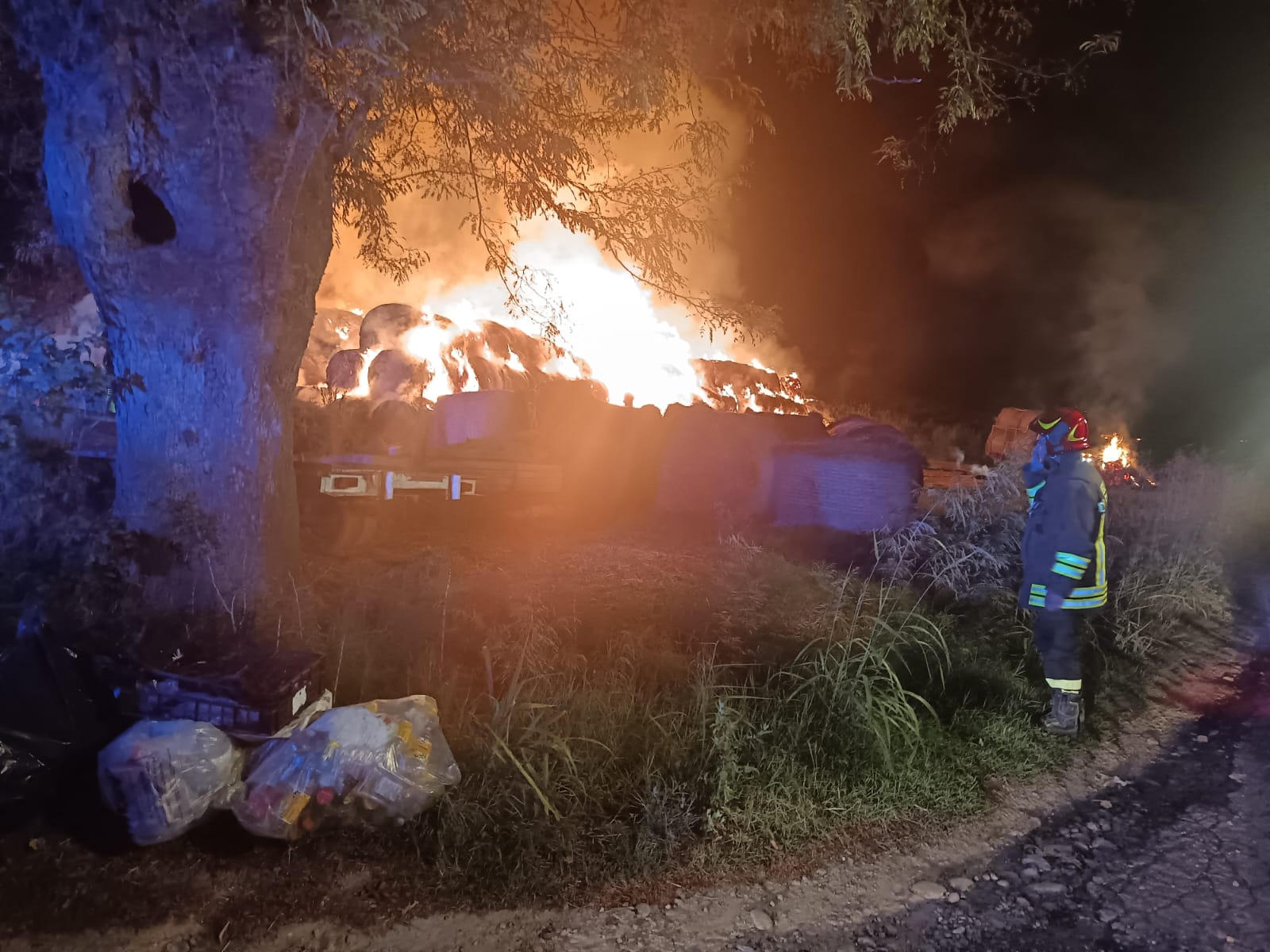Castagnole delle Lanze/ Bruciano rotoballe nella notte, spegnimento ancora in corso 5