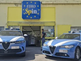 Arrestati in due per i furti di borse nel parcheggio di un supermercato di Cuneo