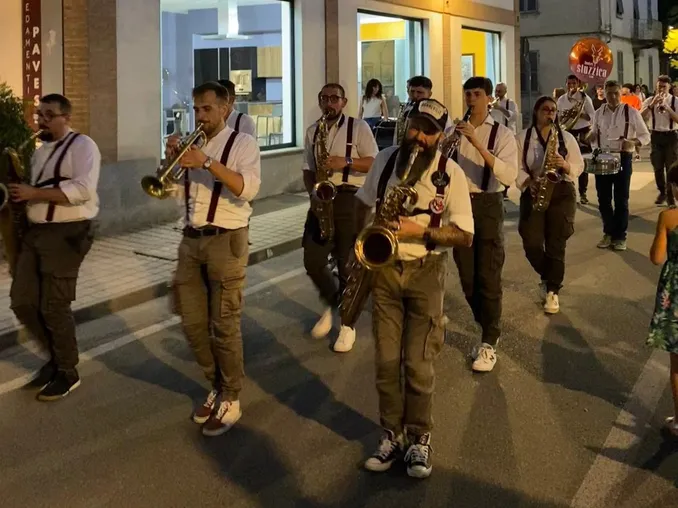 A Santo Stefano Belbo la notte di sabato 26 luglio diventa gialla