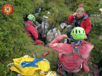 Speleologo soccorso in grotta dai sanitari del Cnsas 2