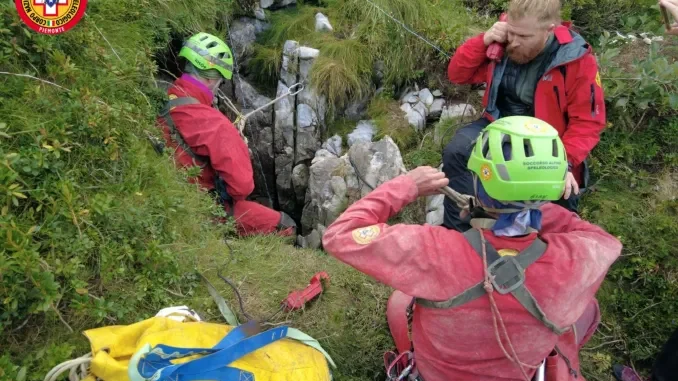 Speleologo soccorso in grotta dai sanitari del Cnsas 2
