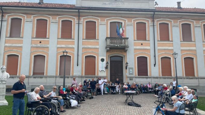 Gelato in piazza per gli ospiti della casa di riposo
