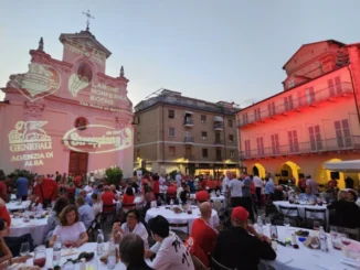 Alba fa festa per la Vuelta, piazza Pertinace si colora di rosso 4
