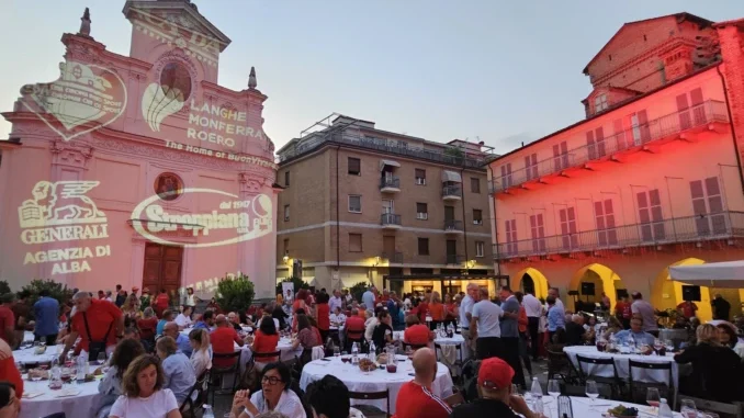Alba fa festa per la Vuelta, piazza Pertinace si colora di rosso 4