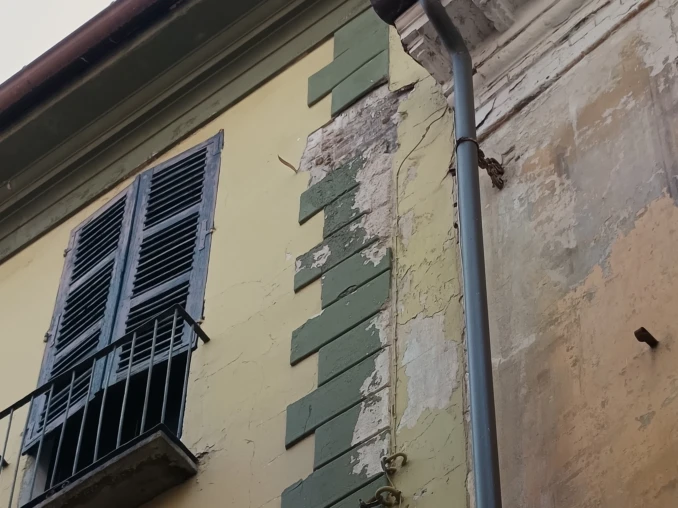 Alcuni calcinacci sono caduti da una facciata in via Pertinace ad Alba 2