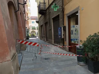 Alcuni calcinacci sono caduti da una facciata in via Pertinace ad Alba 1