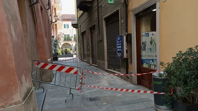Alcuni calcinacci sono caduti da una facciata in via Pertinace ad Alba 1