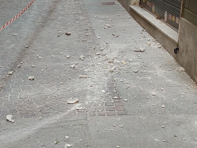 Alcuni calcinacci sono caduti da una facciata in via Pertinace ad Alba