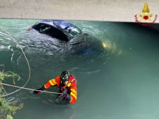 Auto finisce in una canale a Roccasparvera, tre persone salvate dai Vigili del fuoco