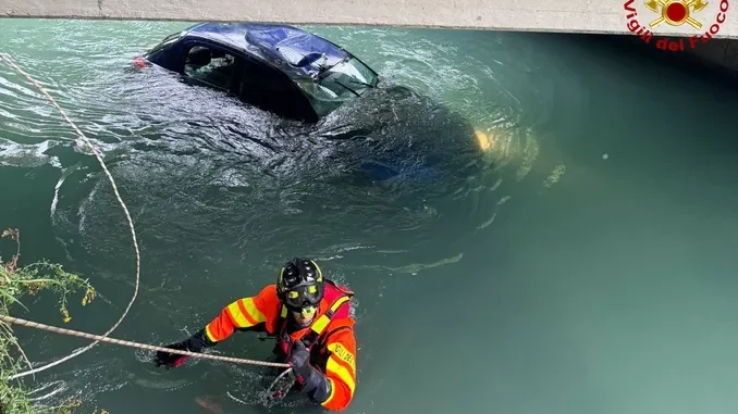 Auto finisce in una canale a Roccasparvera, tre persone salvate dai Vigili del fuoco