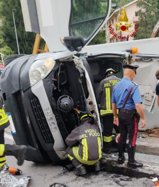 Furgone si ribalta alla rotonda delle Alpi