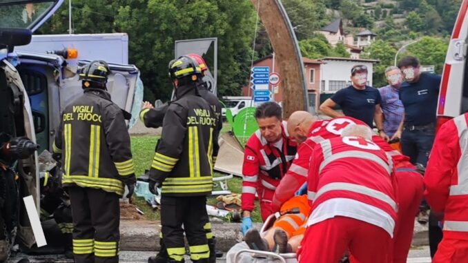 Furgone si ribalta alla rotonda delle Alpi 1