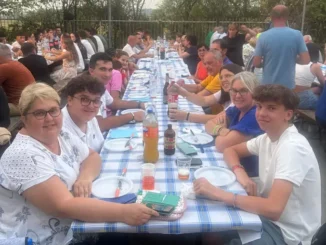 Ca' del Bosco rinasce / 106 persone si radunano sul piazzale della chiesa per la pizza 4