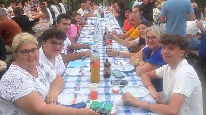 Ca' del Bosco rinasce / 106 persone si radunano sul piazzale della chiesa per la pizza 4