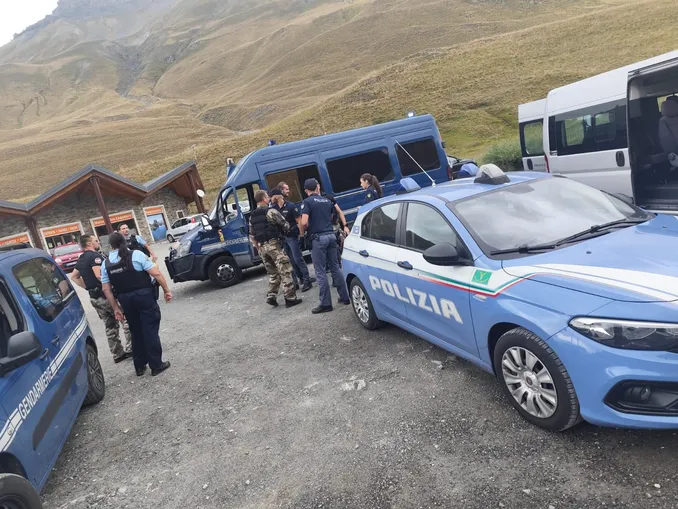 Auto con 9 migranti irregolare non si ferma all'alt, la Polizia di frontiera la insegue fino a Larche