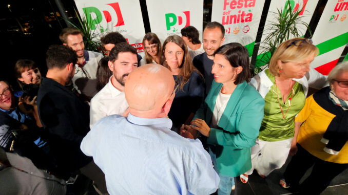 Elly Schlein riempie piazza Giolitti a Bra: pace, lavoro, sanità e diritti i temi centrali