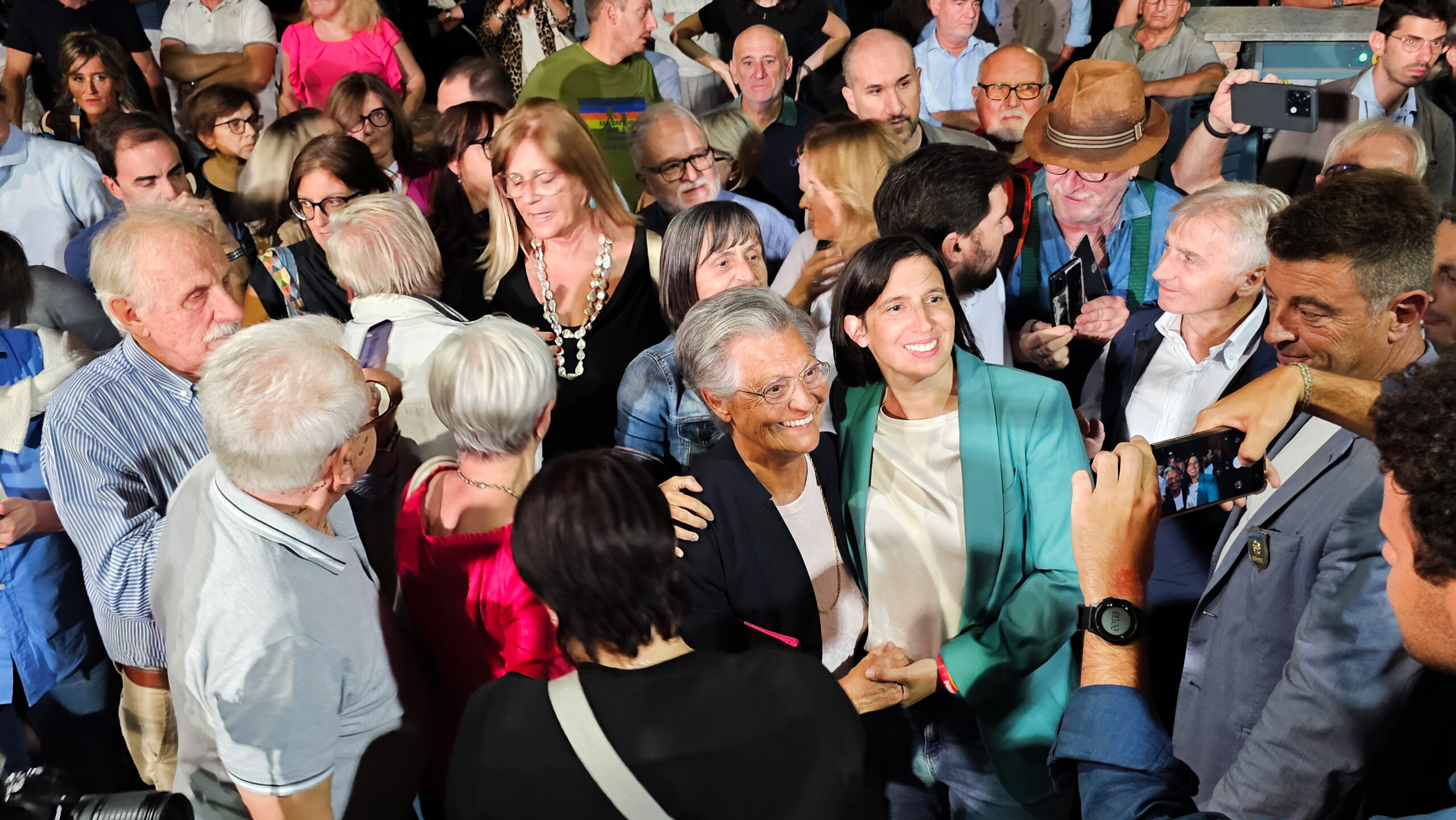 Elly Schlein riempie piazza Giolitti a Bra: pace, lavoro, sanità e diritti i temi centrali (FOTO E VIDEO)