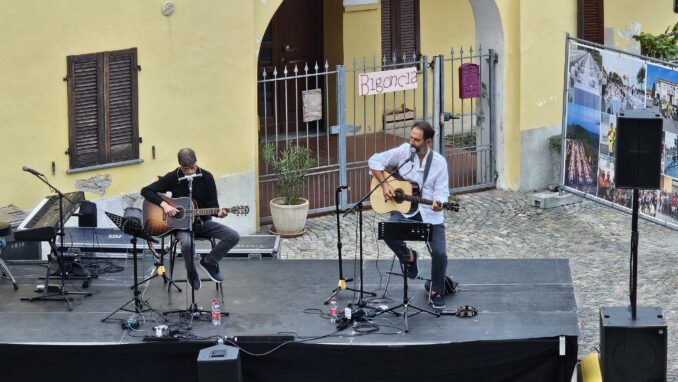 A Roddino, più di 800 persone per il concerto Duo di tutto di Neri Marcorè 1