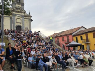 A Roddino, più di 800 persone per il concerto Duo di tutto di Neri Marcorè