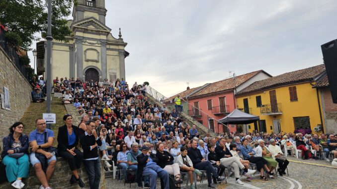 A Roddino, più di 800 persone per il concerto Duo di tutto di Neri Marcorè