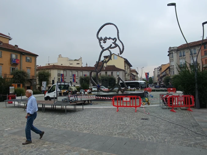Lavori in corso in piazza Ferrero ad Alba per pulire la fontana