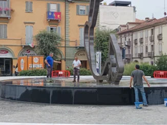 Lavori in corso in piazza Ferrero ad Alba per pulire la fontana 1
