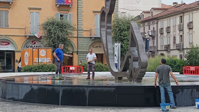 Lavori in corso in piazza Ferrero ad Alba per pulire la fontana 1